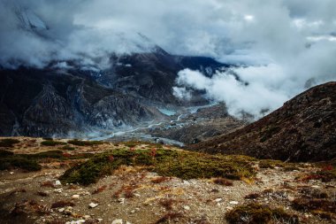 Manang Vadisi ve Annapurna dağlarının panoramik manzarası. Annapurna gezisi, Nepal