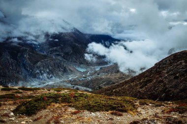Manang Vadisi ve Annapurna dağlarının panoramik manzarası. Annapurna gezisi, Nepal