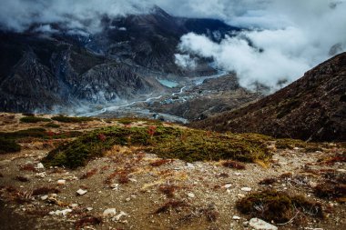 Manang Vadisi ve Annapurna dağlarının panoramik manzarası. Annapurna gezisi, Nepal