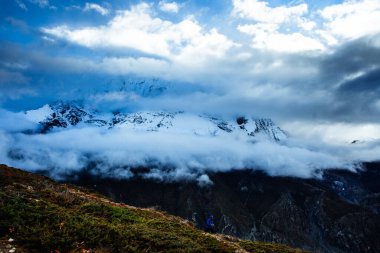 Manang Vadisi ve Annapurna dağlarının panoramik manzarası. Annapurna gezisi, Nepal