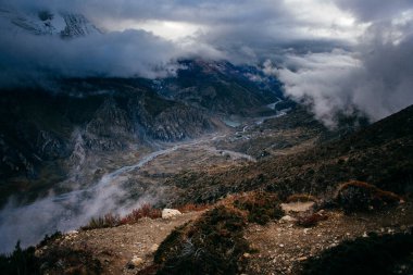 Manang Vadisi ve Annapurna dağlarının panoramik manzarası. Annapurna gezisi, Nepal