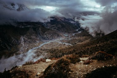 Manang Vadisi ve Annapurna dağlarının panoramik manzarası. Annapurna gezisi, Nepal