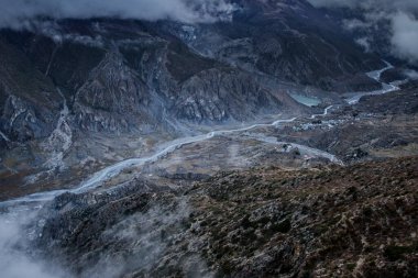 Manang Vadisi ve Annapurna dağlarının panoramik manzarası. Annapurna gezisi, Nepal