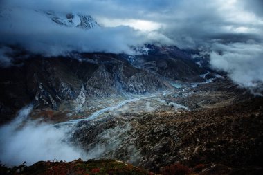 Manang Vadisi ve Annapurna dağlarının panoramik manzarası. Annapurna gezisi, Nepal
