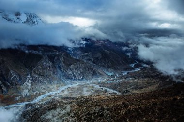 Manang Vadisi ve Annapurna dağlarının panoramik manzarası. Annapurna gezisi, Nepal