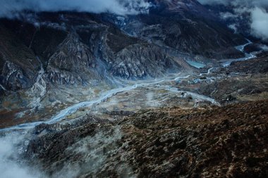 Manang Vadisi ve Annapurna dağlarının panoramik manzarası. Annapurna gezisi, Nepal