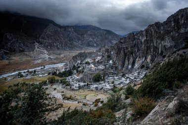 Manang Vadisi ve Annapurna dağlarının panoramik manzarası. Annapurna gezisi, Nepal