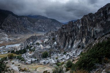 Manang Vadisi ve Annapurna dağlarının panoramik manzarası. Annapurna gezisi, Nepal