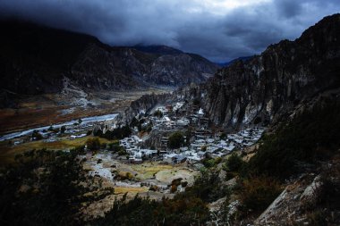 Manang Vadisi ve Annapurna dağlarının panoramik manzarası. Annapurna gezisi, Nepal