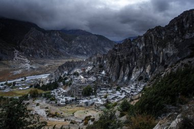 Manang Vadisi ve Annapurna dağlarının panoramik manzarası. Annapurna gezisi, Nepal