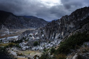 Manang Vadisi ve Annapurna dağlarının panoramik manzarası. Annapurna gezisi, Nepal