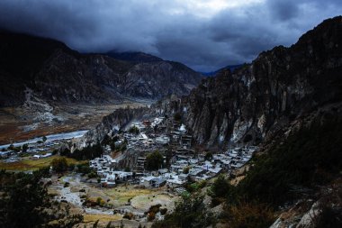 Manang Vadisi ve Annapurna dağlarının panoramik manzarası. Annapurna gezisi, Nepal