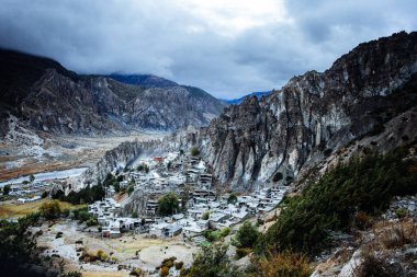 Manang Vadisi ve Annapurna dağlarının panoramik manzarası. Annapurna gezisi, Nepal