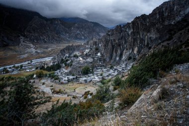 Manang Vadisi ve Annapurna dağlarının panoramik manzarası. Annapurna gezisi, Nepal