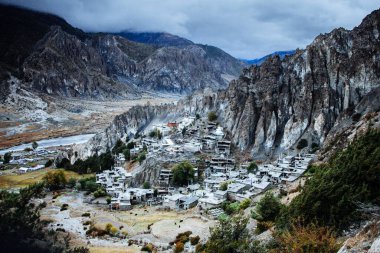 Manang Vadisi ve Annapurna dağlarının panoramik manzarası. Annapurna gezisi, Nepal