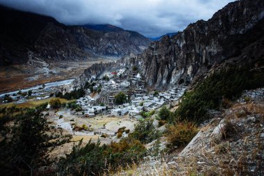 Manang Vadisi ve Annapurna dağlarının panoramik manzarası. Annapurna gezisi, Nepal