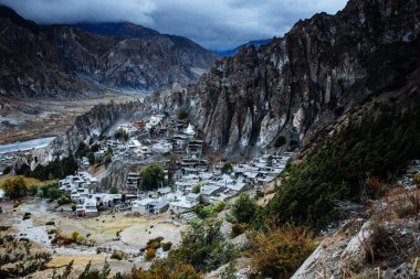 Manang Vadisi ve Annapurna dağlarının panoramik manzarası. Annapurna gezisi, Nepal