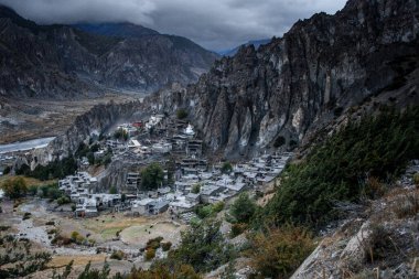 Manang Vadisi ve Annapurna dağlarının panoramik manzarası. Annapurna gezisi, Nepal