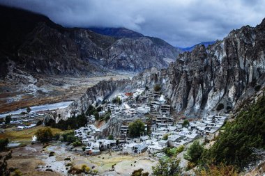 Manang Vadisi ve Annapurna dağlarının panoramik manzarası. Annapurna gezisi, Nepal