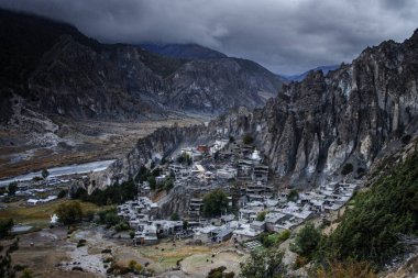 Manang Vadisi ve Annapurna dağlarının panoramik manzarası. Annapurna gezisi, Nepal