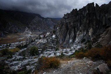Manang Vadisi ve Annapurna dağlarının panoramik manzarası. Annapurna gezisi, Nepal
