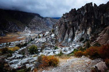 Manang Vadisi ve Annapurna dağlarının panoramik manzarası. Annapurna gezisi, Nepal