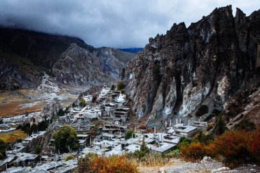 Manang Vadisi ve Annapurna dağlarının panoramik manzarası. Annapurna gezisi, Nepal