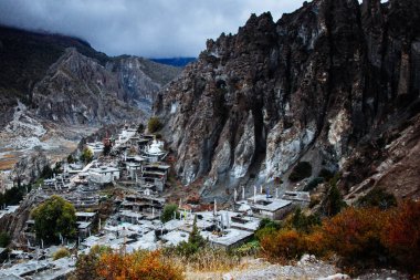 Manang Vadisi ve Annapurna dağlarının panoramik manzarası. Annapurna gezisi, Nepal