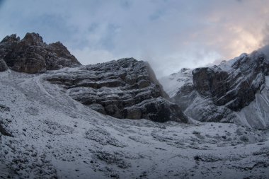 Thorong la Pass 'taki kar dağı sahnesi, Annapurna Koruma Alanı, Nepal