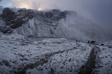 Thorong la Pass 'taki kar dağı sahnesi, Annapurna Koruma Alanı, Nepal