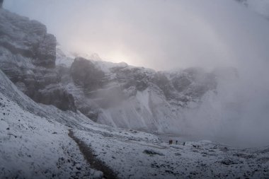 Thorong la Pass 'taki kar dağı sahnesi, Annapurna Koruma Alanı, Nepal