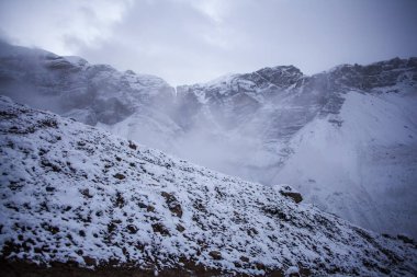 Thorong la Pass 'taki kar dağı sahnesi, Annapurna Koruma Alanı, Nepal