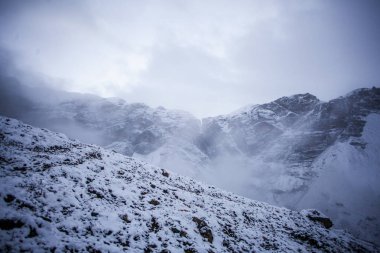 Thorong la Pass 'taki kar dağı sahnesi, Annapurna Koruma Alanı, Nepal