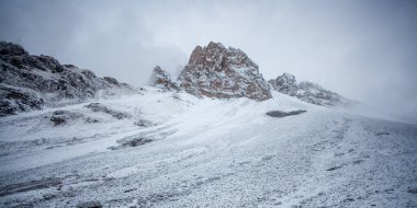 Thorong la Pass 'taki kar dağı sahnesi, Annapurna Koruma Alanı, Nepal
