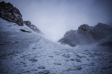 Thorong la Pass 'taki kar dağı sahnesi, Annapurna Koruma Alanı, Nepal
