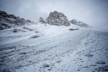 Thorong la Pass 'taki kar dağı sahnesi, Annapurna Koruma Alanı, Nepal