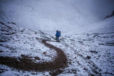 Thorong la Pass 'taki kar dağı sahnesi, Annapurna Koruma Alanı, Nepal