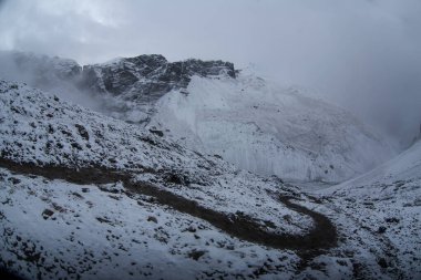Thorong la Pass 'taki kar dağı sahnesi, Annapurna Koruma Alanı, Nepal