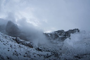 Thorong la Pass 'taki kar dağı sahnesi, Annapurna Koruma Alanı, Nepal