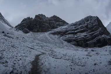 Thorong la Pass 'taki kar dağı sahnesi, Annapurna Koruma Alanı, Nepal