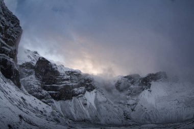 Thorong la Pass 'taki kar dağı sahnesi, Annapurna Koruma Alanı, Nepal