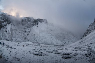 Thorong la Pass 'taki kar dağı sahnesi, Annapurna Koruma Alanı, Nepal