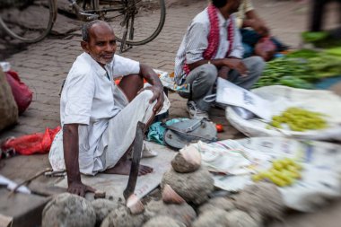 Varanasi, Hindistan - 28 Ekim 2013: Hindistan 'ın Rajasthan kentindeki Jodhpur kentindeki bir sokak pazarında sebze satan son sınıf öğrencisi bir kadın