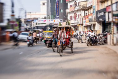 DELHI, Hindistan - 29 Ekim 2013: Eski Delhi, Hindistan 'da bir sokakta sabah. Hint başkenti hala insan gücüyle çalışan çekçekçekleri sıradan bir ulaşım aracı olarak kullanıyor..
