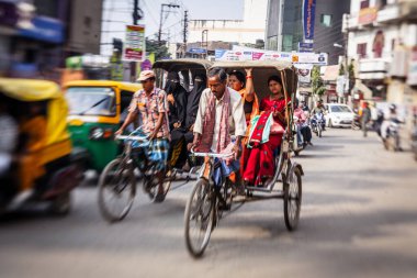 DELHI, Hindistan - 29 Ekim 2013: Eski Delhi, Hindistan 'da bir sokakta sabah. Hint başkenti hala insan gücüyle çalışan çekçekçekleri sıradan bir ulaşım aracı olarak kullanıyor..