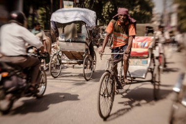 VARANASI, INDIA - 28 Ekim sabahı Varanasi, Hindistan 'da bir sokakta. Hint şehirleri hala insan gücüyle çalışan çekçekçekleri sıradan bir ulaşım aracı olarak kullanıyor.