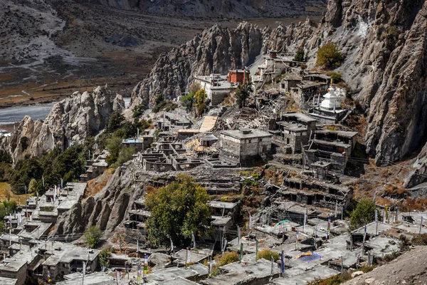 Geleneksel taş köyü Manang. Arka planda dağlar. Annapurna bölgesi, Nepal.