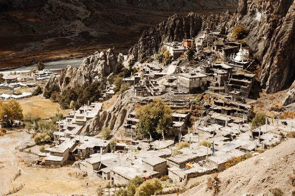 Geleneksel taş köyü Manang. Arka planda dağlar. Annapurna bölgesi, Nepal.