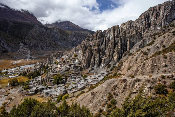 Manang Vadisi ve Annapurna dağlarının panoramik manzarası. Annapurna gezisi, Nepal