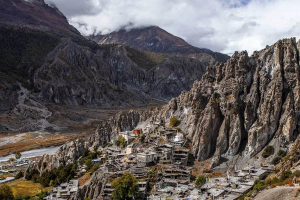 Manang Vadisi ve Annapurna dağlarının panoramik manzarası. Annapurna gezisi, Nepal